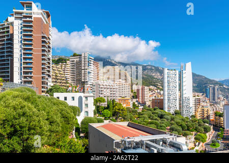 Vista la moderna residenziale e commerciale di quartiere collinare a Monte Carlo, Monaco, sulla Riviera Francese. Foto Stock