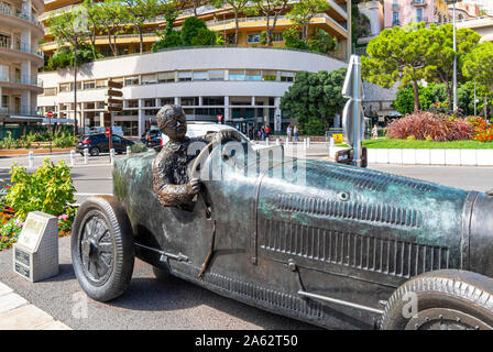 La statua in bronzo di William Grover nel suo 1929 Bugatti, il primo vincitore del Principato di Monaco di Formula 1 Grand Prix, situato a San Devote a Monaco. Foto Stock