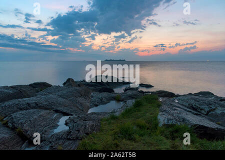 Tramonto nella parte anteriore del River Plate sulla costa di Colonia del Sacramento. Uruguay Foto Stock