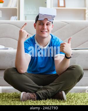 Il giovane uomo con occhiali virtuali Foto Stock