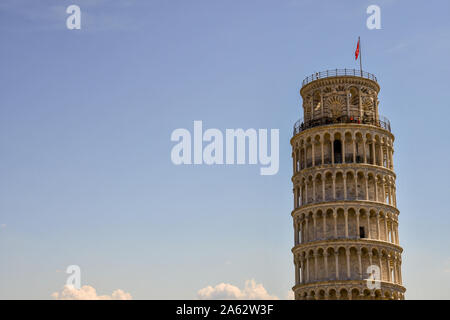 Parte superiore della famosa Torre Pendente in Piazza dei Miracoli di Pisa con turisti sul terrazzo superiore contro il cielo blu di sfondo, Toscana, Italia Foto Stock