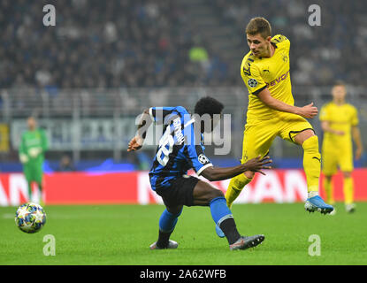 Mailand, Italia. 23 Ott, 2019. Calcio: Champions League, Inter Milan - Borussia Dortmund, fase di gruppo, Gruppo F, Giornata 3. Dortmund pericolo Thorgan in azione contro Inter Kwadwo Asamoah (l). Credito: Bernd Thissen/dpa/Alamy Live News Foto Stock