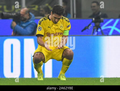 23 ottobre 2019, l'Italia, Mailand: Calcio: Champions League, Inter Milan - Borussia Dortmund, fase di gruppo, Gruppo F, Giornata 3. Dortmund Mats Hummels reagisce dopo il 2:0 per l'Inter. Foto: Bernd Thissen/dpa Foto Stock