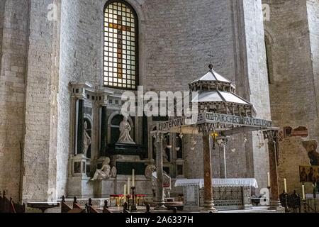 Bari, Puglia, Italia. 24 ott 2019. Ottobre 23, 2019, Bari, Italia: passeggiata attraverso le strade storiche della città vecchia di Bari. La Basilica di San Nicola è stata costruita alla fine del XI secolo. Sulla foto vi è la tomba di Bona Sforza Duchessa di Bari e regina di Polonia, è posizionato dietro il vescovo ha il trono. Credito: Grzegorz Banaszak/ZUMA filo/Alamy Live News Foto Stock