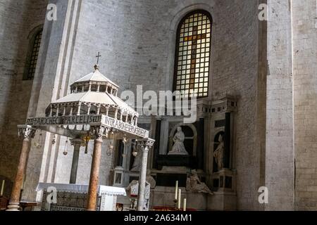 Bari, Puglia, Italia. 24 ott 2019. Ottobre 23, 2019, Bari, Italia: passeggiata attraverso le strade storiche della città vecchia di Bari. La Basilica di San Nicola è stata costruita alla fine del XI secolo. Sulla foto vi è la tomba di Bona Sforza Duchessa di Bari e regina di Polonia, è posizionato dietro il vescovo ha il trono. Credito: Grzegorz Banaszak/ZUMA filo/Alamy Live News Foto Stock