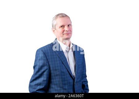 Anziani, grigio-uomo dai capelli in una tuta blu. Isolato su uno sfondo bianco. Foto Stock