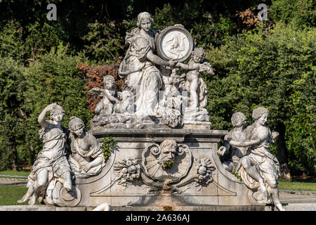 La fontana di Cerere presso il Palazzo Reale di Caserta, Italia. Progettato nel XVIII secolo da Luigi Vanvitelli, commissionata da Carlo III di Borbone. Patrimonio mondiale Unesco Foto Stock