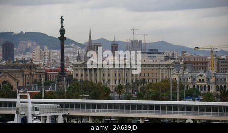 Barcellona merci e merci docks accanto a navi da crociera area nel porto della città Foto Stock