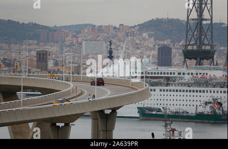 Barcellona merci e merci docks accanto a navi da crociera area nel porto della città Foto Stock