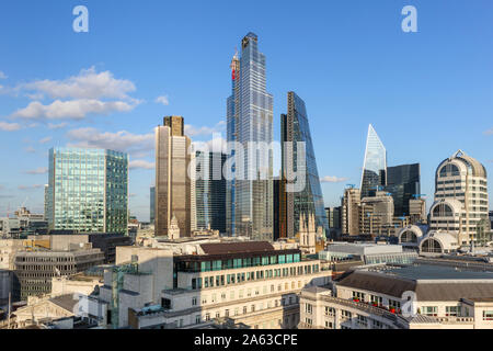 Vista panoramica sulla Banca di Inghilterra e la zona di conservazione landmarks, City of London financial district con iconico elevato aumento di grattacieli Foto Stock