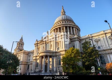 Vista da san Paolo Sagrato del simbolo di Londra, la storica cattedrale di St Paul e la Cupola progettata da Sir Christopher Wren su una soleggiata giornata autunnale Foto Stock