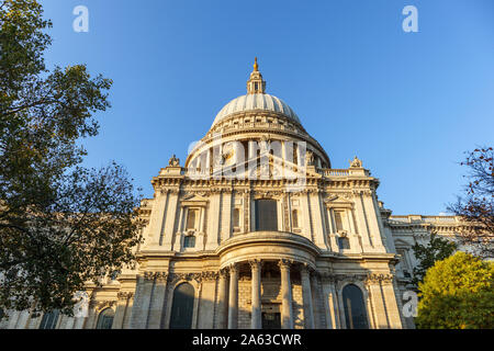 Vista da san Paolo Sagrato del simbolo di Londra, la storica cattedrale di St Paul e la Cupola progettata da Sir Christopher Wren su una soleggiata giornata autunnale Foto Stock