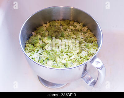 I broccoli sono seduti in acqua pronto per essere aggiunto ad un pasto. Foto Stock