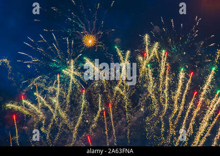 Fuochi d'artificio economico al di sopra del cielo della città, rosso, blu e bianco. Luminoso e brillante. Messa a fuoco selettiva. Per qualsiasi scopo. Celebrazione del concetto. Foto Stock