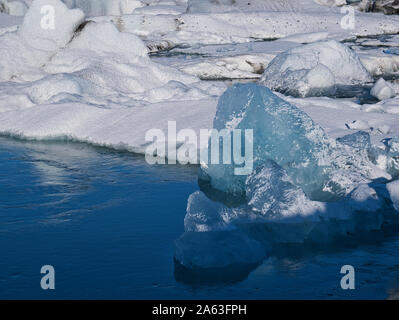 Il ghiacciaio galleggia nelle limpide acque della laguna Foto Stock