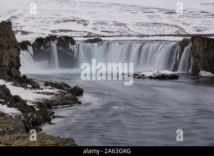 Una lunga esposizione da cascate Godafoss in Islanda in primavera Foto Stock