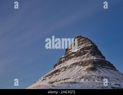 La pittoresca montagna Kirkjufell in Islanda la sera poco prima del tramonto Foto Stock