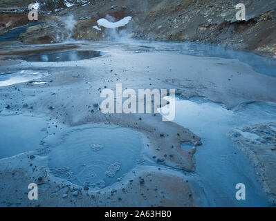 Foro di fango attivo in area geotermica di Islanda al crepuscolo Foto Stock