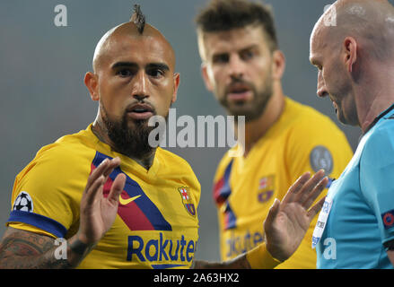 Praga, Repubblica Ceca. 23 Ott, 2019. Arturo Vidal di Barcellona durante la UEFA Champions League, Gruppo F partita di calcio tra la Slavia Praga v FC Barcellona a Sinobo Stadium di Praga, il 23 ottobre 2019. Credito: Slavek Ruta/ZUMA filo/Alamy Live News Foto Stock