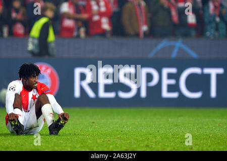 Praga, Repubblica Ceca. 23 Ott, 2019. Peter Olayinka di Slavia Praha sconsolato dopo ammettendo 2° obiettivo durante la UEFA Champions League, Gruppo F partita di calcio tra la Slavia Praga v FC Barcellona a Sinobo Stadium di Praga, il 23 ottobre 2019. Credito: Slavek Ruta/ZUMA filo/Alamy Live News Foto Stock