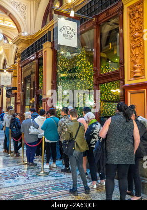 La gente in coda fuori Hopetoun sale da tè nel blocco Arcade Melbourne Victoria Australia. Foto Stock