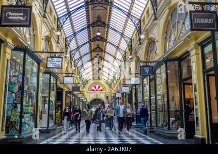 Il ferro battuto e il tetto di vetro oltre gli acquirenti nel retail Royal Arcade Melbourne Victoria Australia. Foto Stock