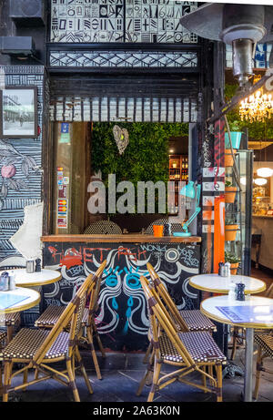 Tavoli e sedie per pranzare al fresco nel blocco posto Melbourne Victoria Australia. Foto Stock