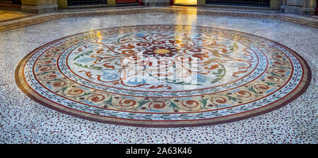 Circolare pavimenti in mosaico in atrio centrale del blocco Arcade Melbourne Victoria Australia. Foto Stock