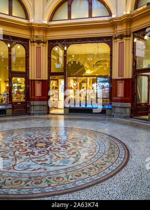 Circolare pavimenti in mosaico in atrio centrale del blocco Arcade Melbourne Victoria Australia. Foto Stock