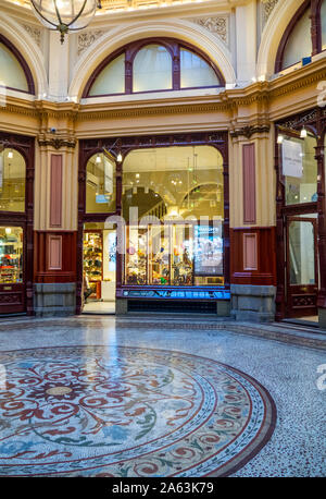 Circolare pavimenti in mosaico in atrio centrale del blocco Arcade Melbourne Victoria Australia. Foto Stock