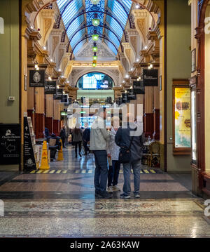 Le persone in conversazione storica in blocco di retail Arcade Melbourne Victoria Australia. Foto Stock