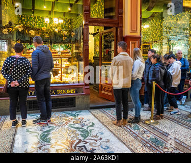 La gente in coda fuori Hopetoun sale da tè nel blocco Arcade Melbourne Victoria Australia. Foto Stock