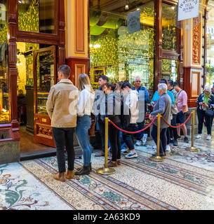 La gente in coda fuori Hopetoun sale da tè nel blocco Arcade Melbourne Victoria Australia. Foto Stock