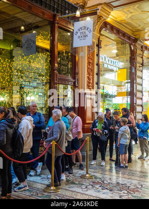 La gente in coda fuori Hopetoun sale da tè nel blocco Arcade Melbourne Victoria Australia. Foto Stock