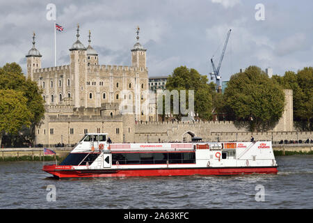 Uno dei City Cruises London sightseeing barche sul fiume Tamigi passando dalla Torre di Londra Foto Stock