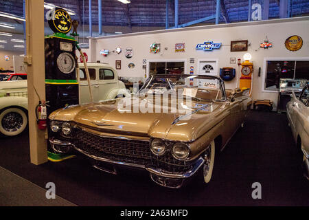 Punta Gorda, Florida, Stati Uniti d'America - 13 Ottobre 2019: Oro 1960 Cadillac Eldorado Biarritz visualizzati al muscolo auto del museo della città. Uso editoriale Foto Stock