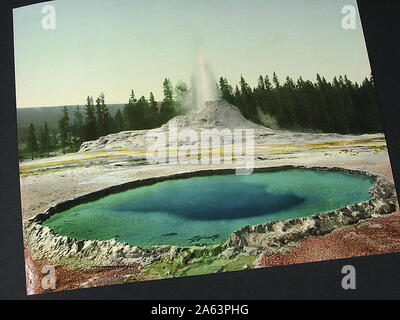 Nizza e vintage album contenente primi stile Photochrom colorizzato fotografie del Parco Nazionale di Yellowstone. Foto Stock