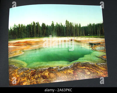 Nizza e vintage album contenente primi stile Photochrom colorizzato fotografie del Parco Nazionale di Yellowstone. Foto Stock