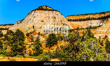 Le vette innevate delle montagne di arenaria e Mesas lungo la Zion-Mt.Carmel Highway sul bordo est del Parco Nazionale di Zion in Utah, Stati Uniti Foto Stock