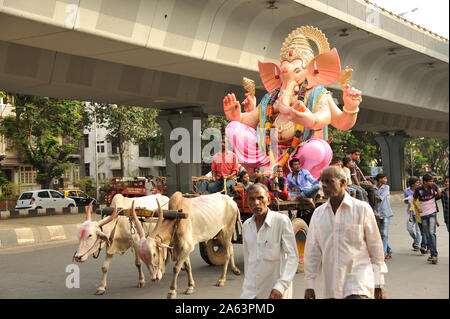 Mumbai, Maharashtra, India, Sud-est asiatico : enormi idoli del signore Ganesh elefante-intitolata dio indù sul carrello di giovenco Ganesha per Ganpati festival. Foto Stock