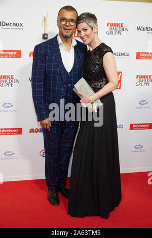 Amburgo, Germania. 23 Ott, 2019. Cheryl Shepard, attrice, e suo marito Nikolaus Okonkwo vieni al Funke Media del Gruppo 'Golden immagine della donna" cerimonia di premiazione. Credito: Georg Wendt/dpa/Alamy Live News Foto Stock