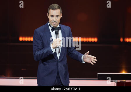 Amburgo, Germania. 23 Ott, 2019. Kai Pflaume, presentatore, parla durante la cerimonia di premiazione dei "Goldene Bild der Frau' del Consiglio Funke Media Group. Credito: Georg Wendt/dpa/Alamy Live News Foto Stock