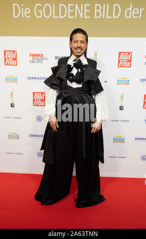 Amburgo, Germania. 23 Ott, 2019. Jorge González, coreografo, giunge alla Funke Media del Gruppo 'Golden foto di donne " cerimonia di premiazione. Credito: Georg Wendt/dpa/Alamy Live News Foto Stock