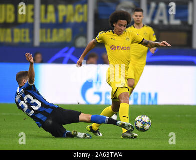 Milano, Italia. 23 Ott, 2019. FC Inter's Nicolo Barella (L) vies con il Borussia Dortmund Axel Witsel durante la UEFA Champions League Gruppo F partita di calcio tra FC Inter e Borussia Dortmund in Milano, Italia, Ottobre 23, 2019. Credito: Alberto Lingria/Xinhua/Alamy Live News Foto Stock