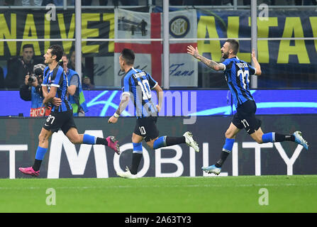 Milano, Italia. 23 Ott, 2019. FC Inter di Antonio Candreva (L) celebra durante la UEFA Champions League Gruppo F partita di calcio tra FC Inter e Borussia Dortmund in Milano, Italia, Ottobre 23, 2019. Credito: Alberto Lingria/Xinhua/Alamy Live News Foto Stock