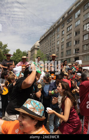 Dimostrazione pacifica a Paseo Bulnes, Santiago del Cile, 2019. Foto Stock