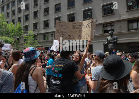 Dimostrazione pacifica a Paseo Bulnes, Santiago del Cile, 2019. Foto Stock