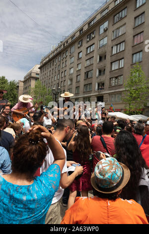 Dimostrazione pacifica a Paseo Bulnes, Santiago del Cile, 2019. Foto Stock