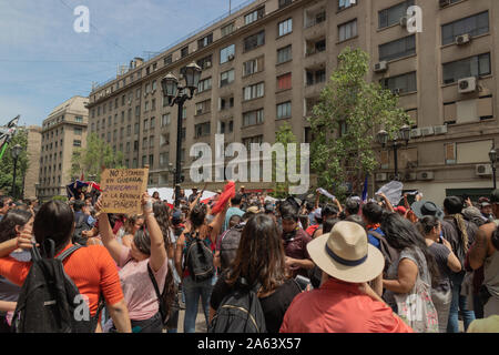 Dimostrazione pacifica a Paseo Bulnes, Santiago del Cile, 2019. Foto Stock