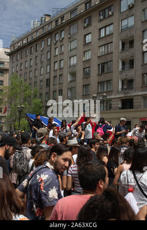 Dimostrazione pacifica a Paseo Bulnes, Santiago del Cile, 2019. Foto Stock